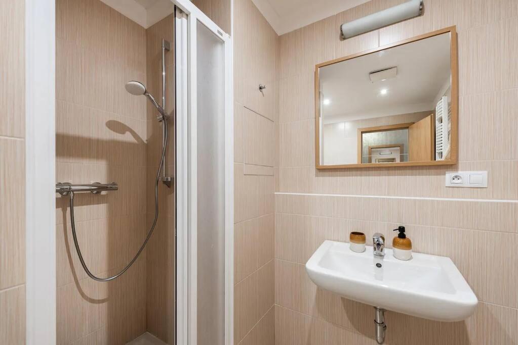 Apartment W/ Free Garage Parking Praga Zewnętrze zdjęcie